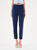 Pantaloni blu con bottoni dorati