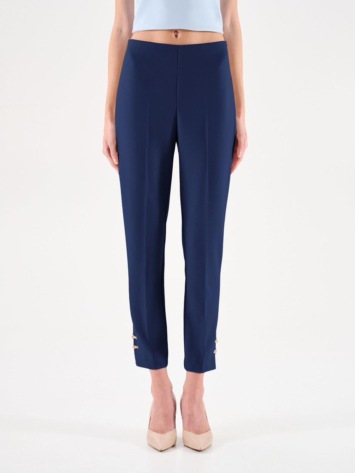 Pantaloni blu con bottoni dorati