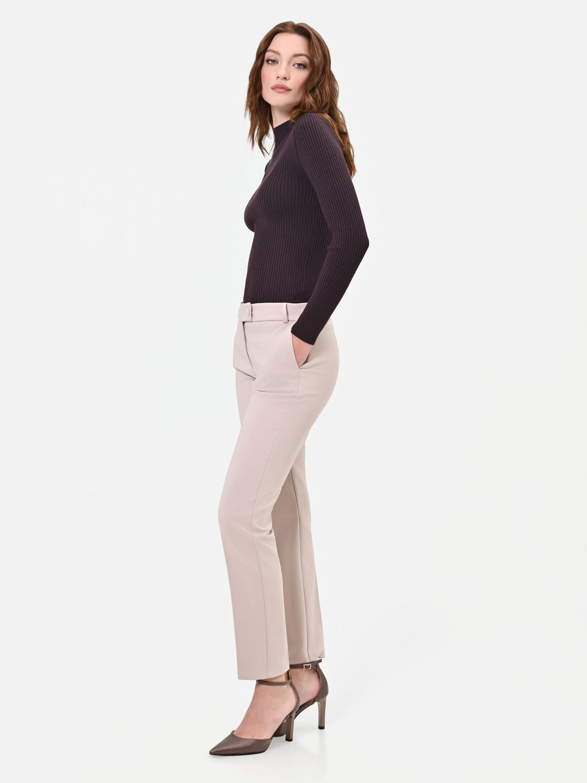Pantalone a sigaretta tortora beige con piega centrale