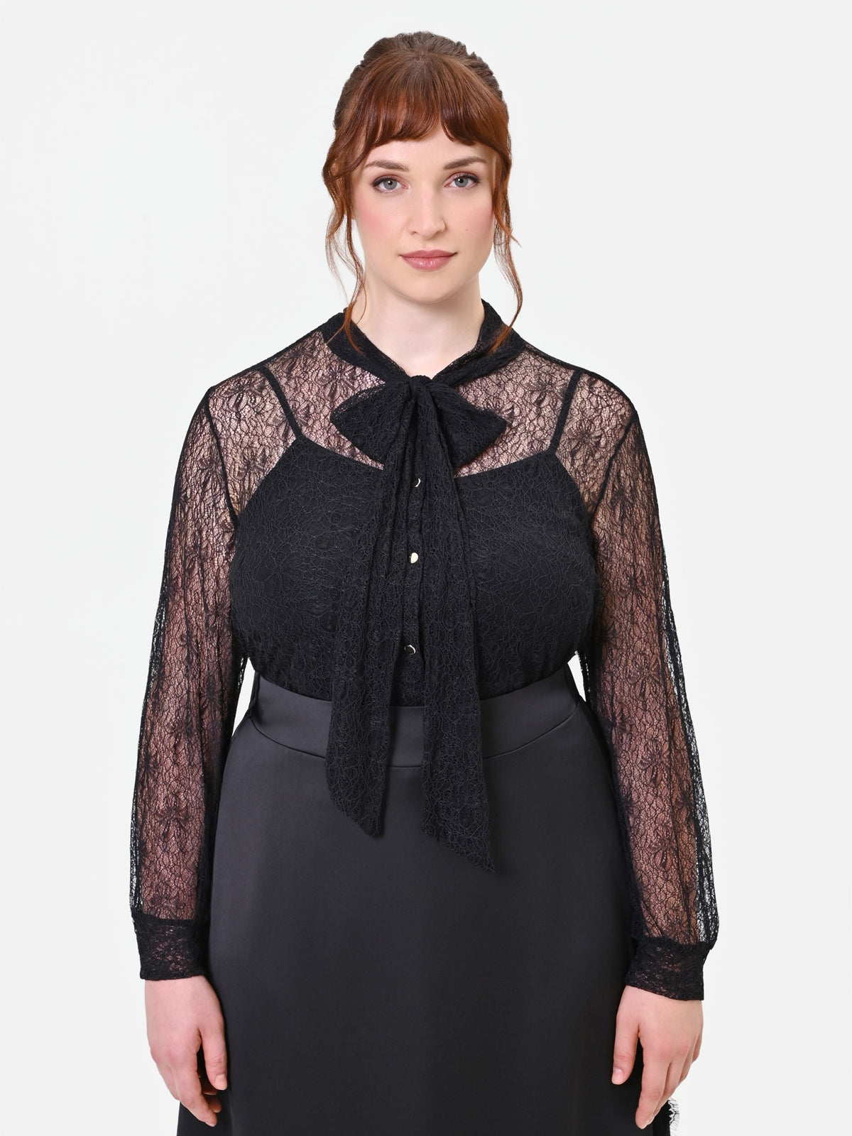 Camicia Curvy nera in pizzo con collo a fiocco