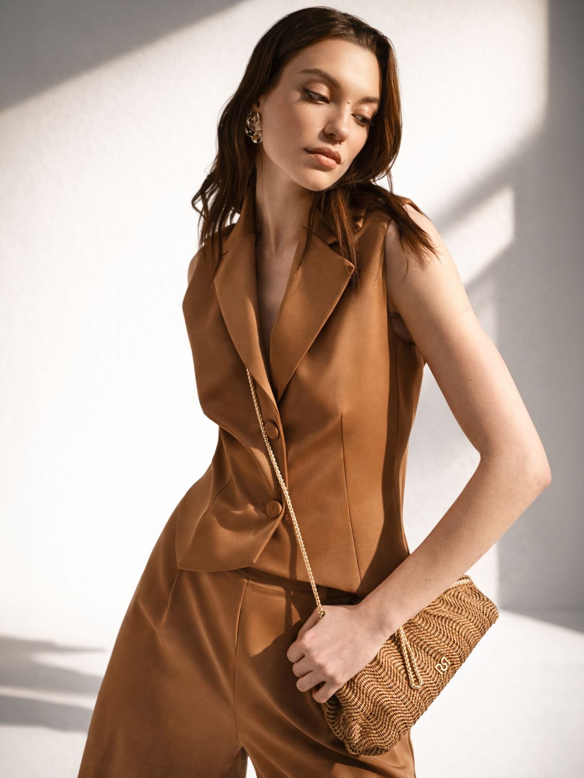 Gilet marrone bronzo con rever a lancia