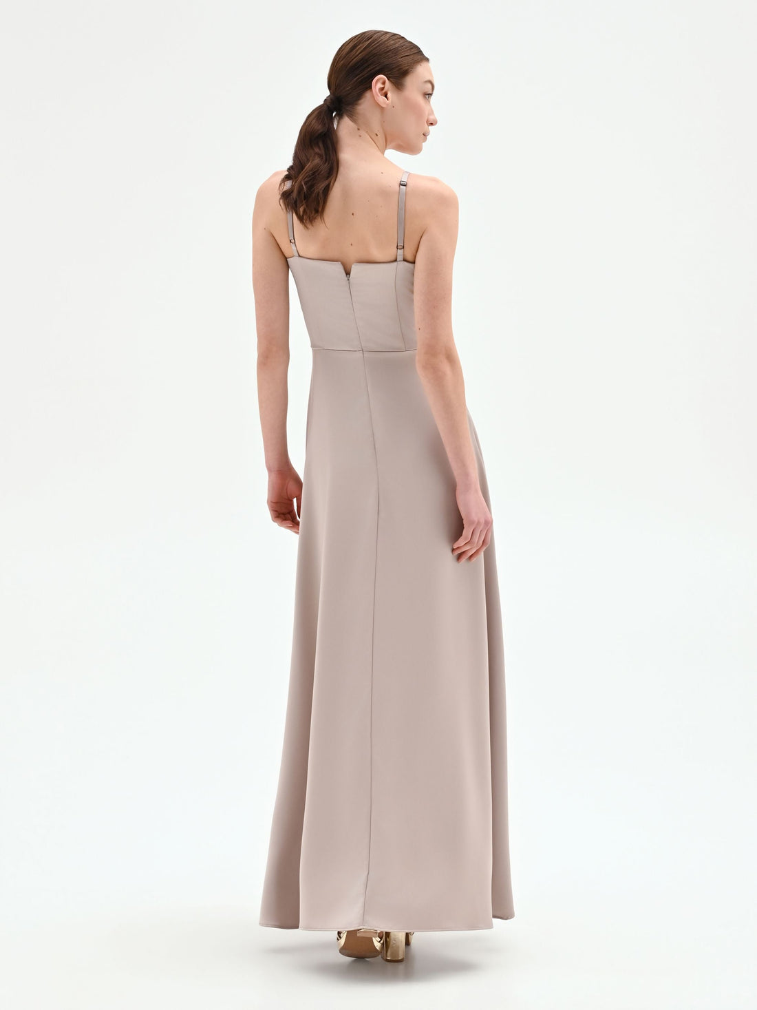 Abito lungo tortora beige con scollo a cuore