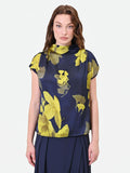 Top blu navy con collo drappeggiato e stampa floreale