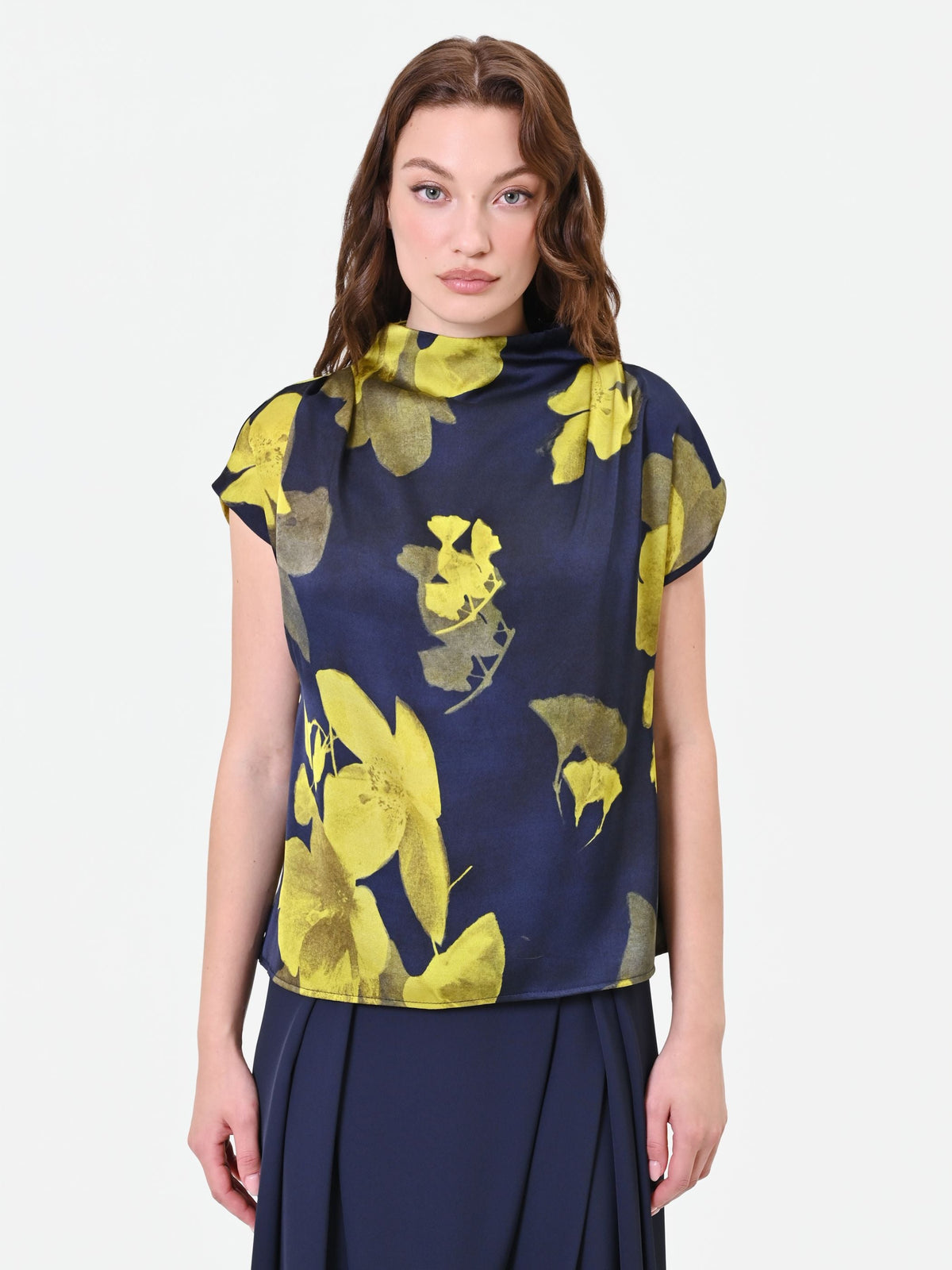 Top blu navy con collo drappeggiato e stampa floreale