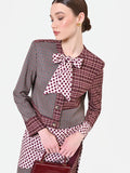 Giacca rosso bordeaux con design patchwork e fiocco
