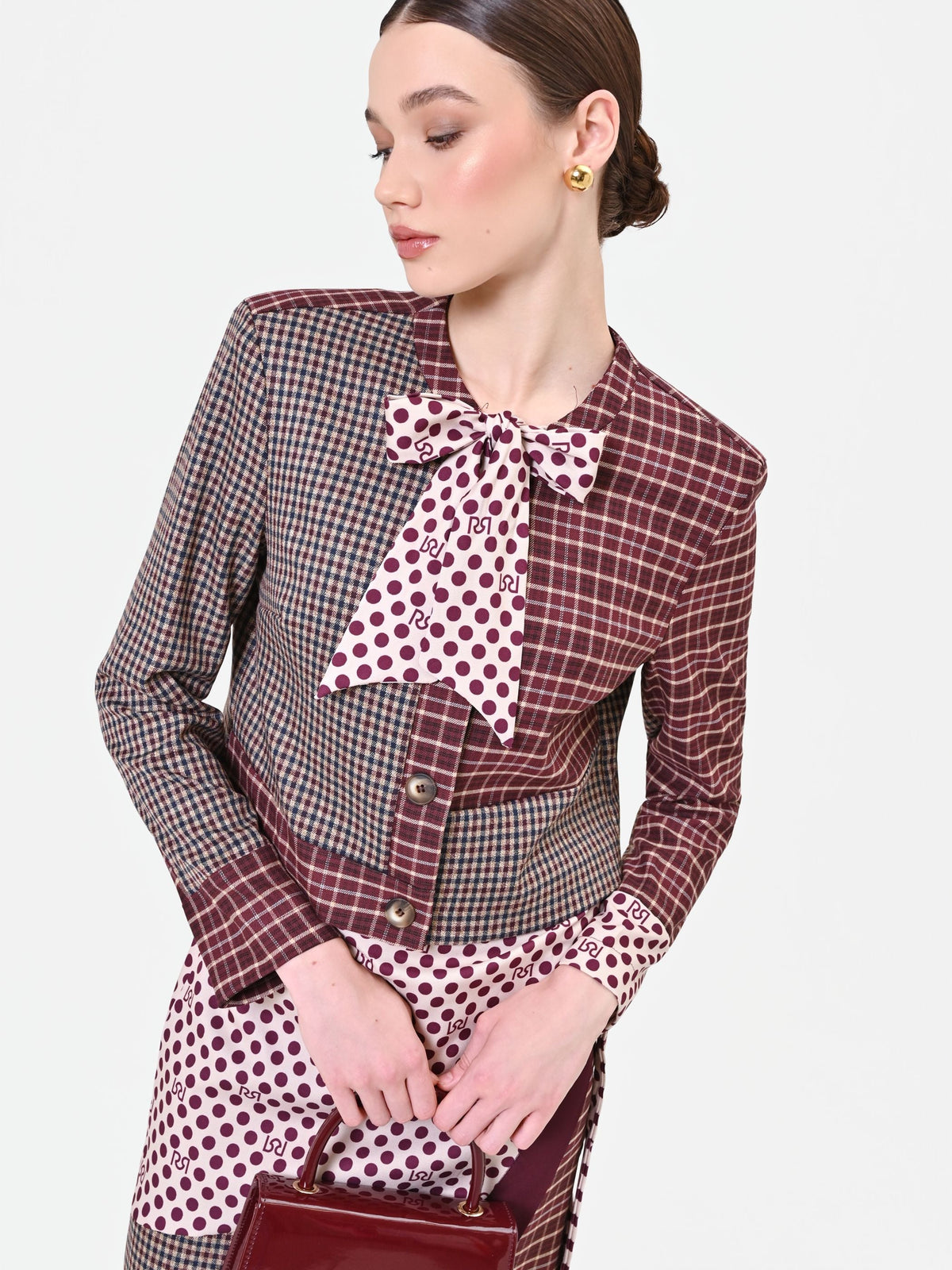Giacca rosso bordeaux con design patchwork e fiocco