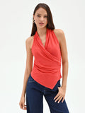 Top rosso fragola con design a incrocio