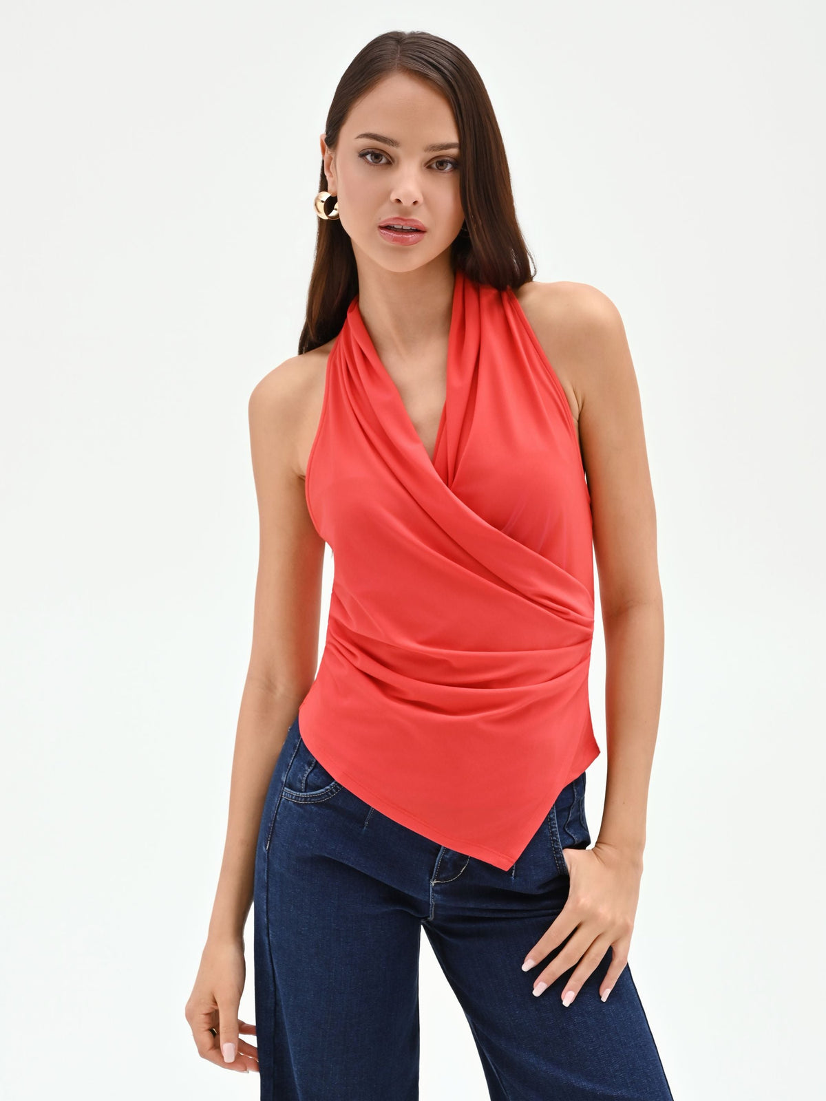 Top rosso fragola con design a incrocio