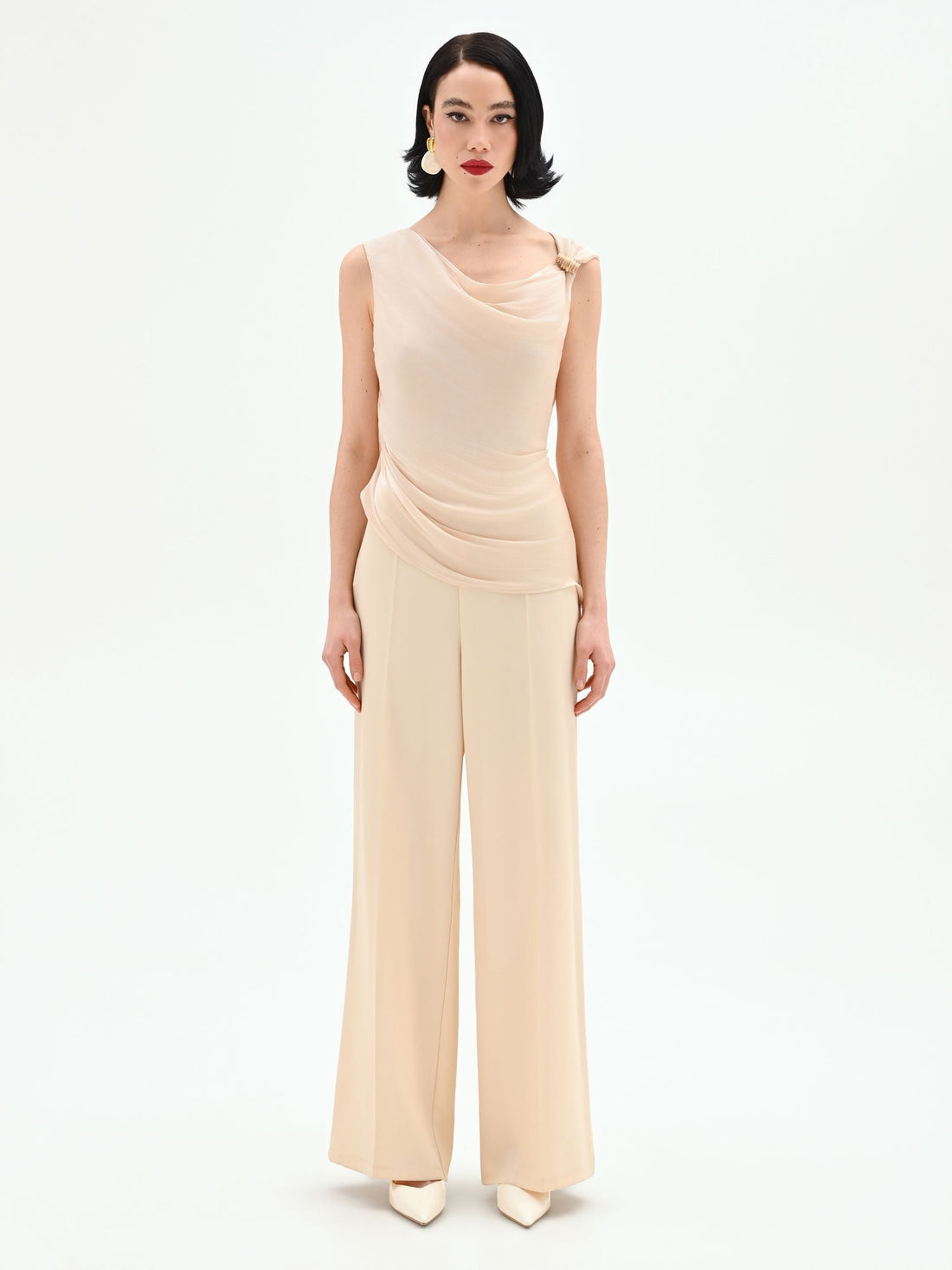 Tuta elegante beige chiaro con corpetto drappeggiato