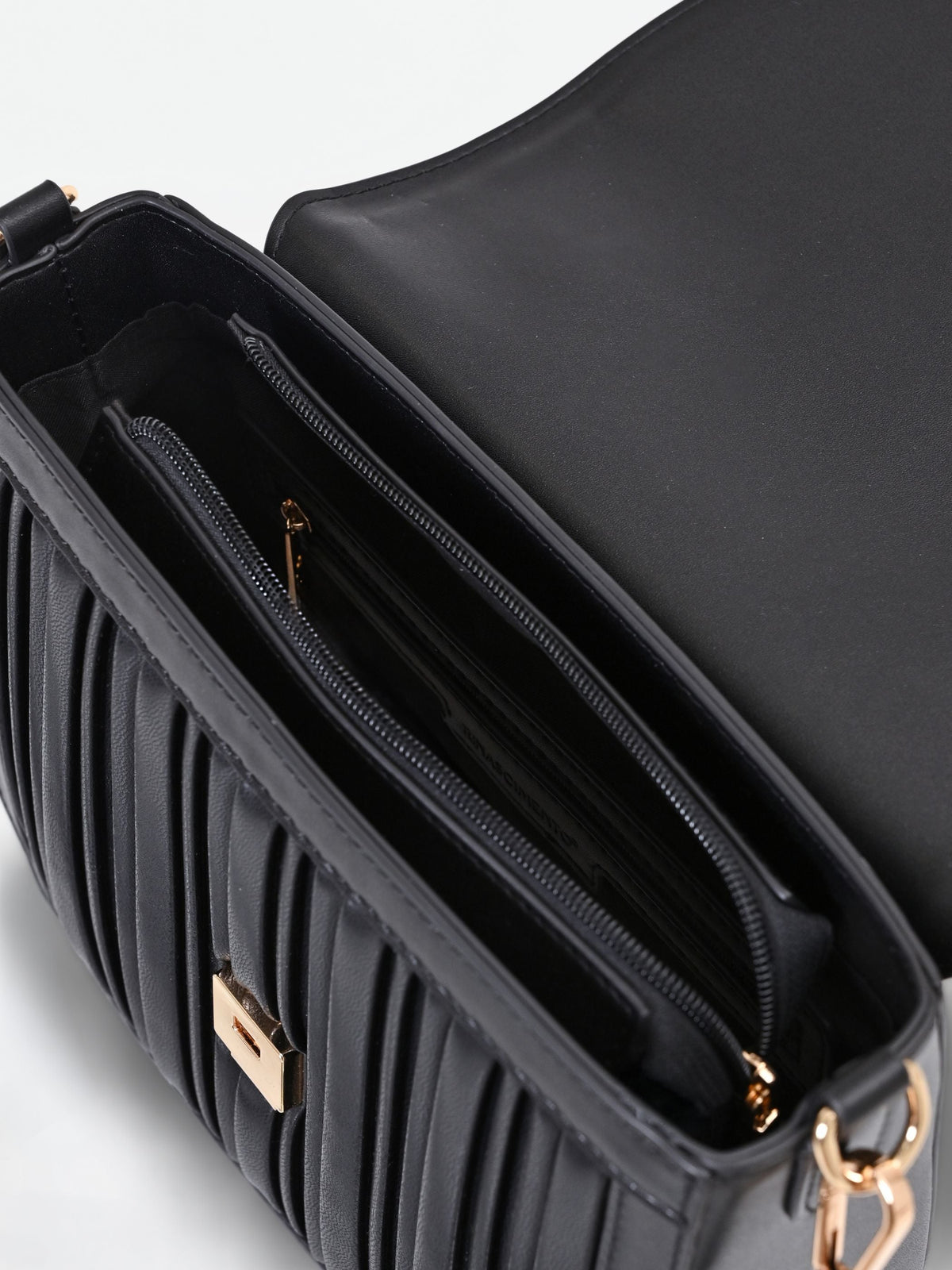 Borsa a tracolla nera con lavorazione plissé