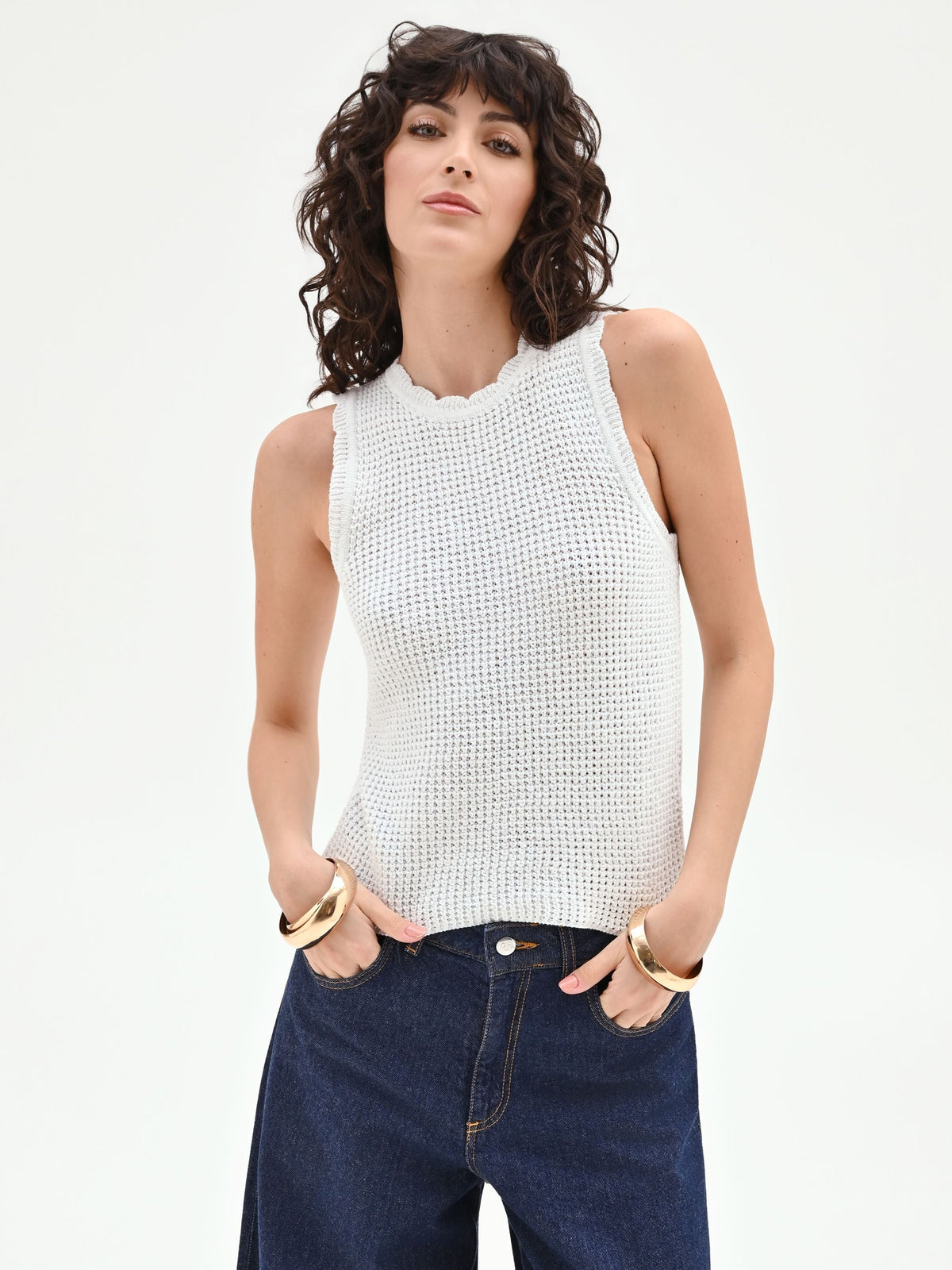 Top in maglia bianca con orli smerlati