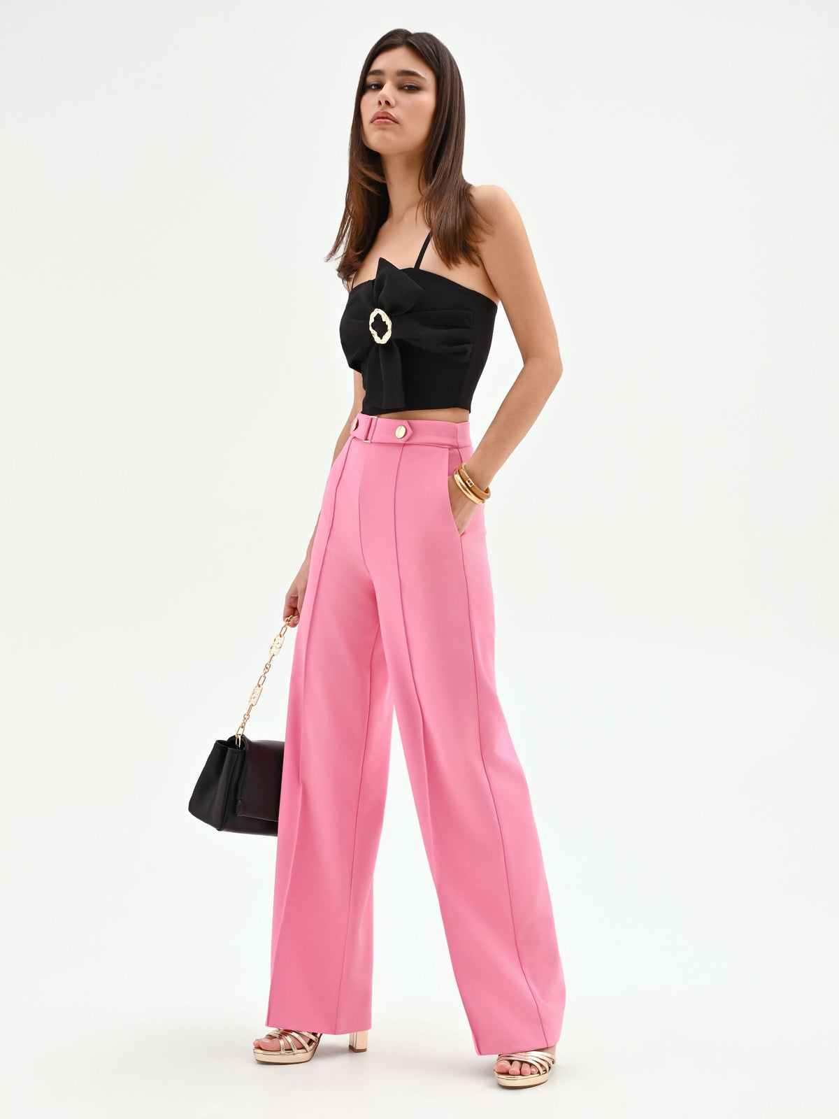 Pantalone a palazzo rosa con cintura gioiello