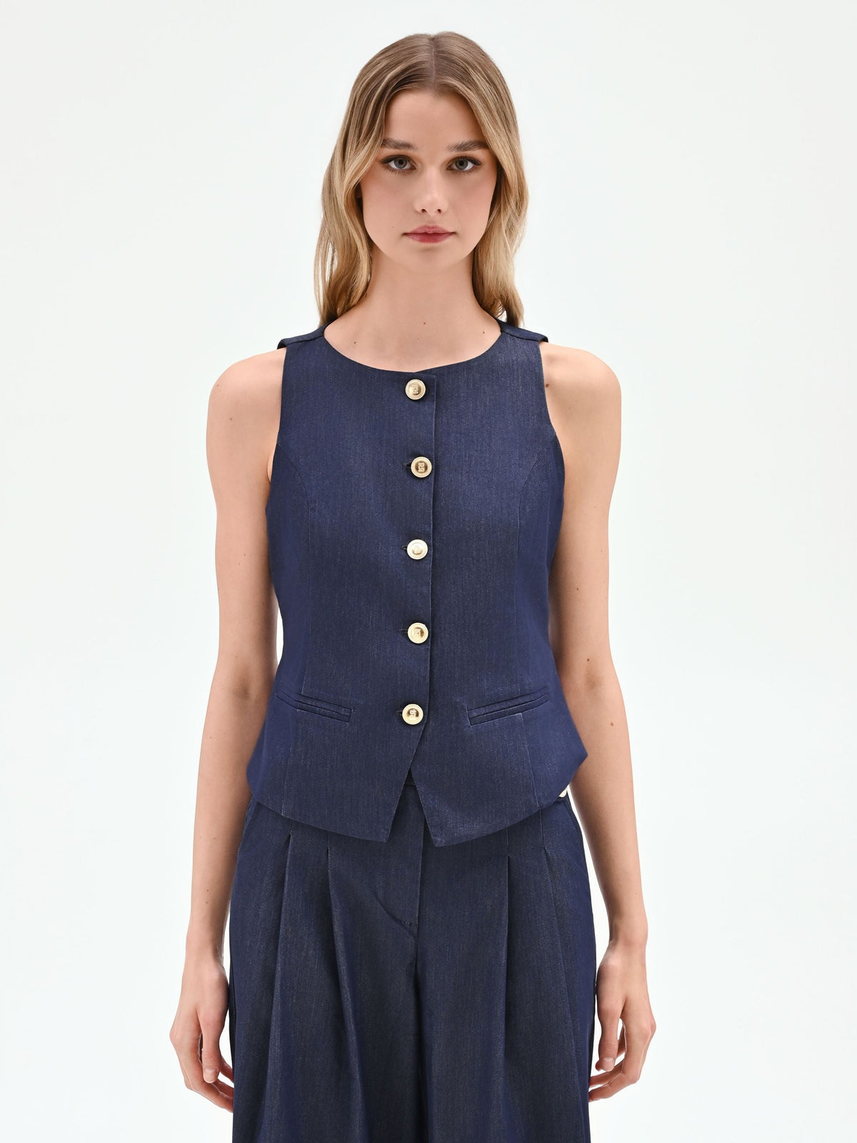 Gilet blu in jeans con bottoni dorati
