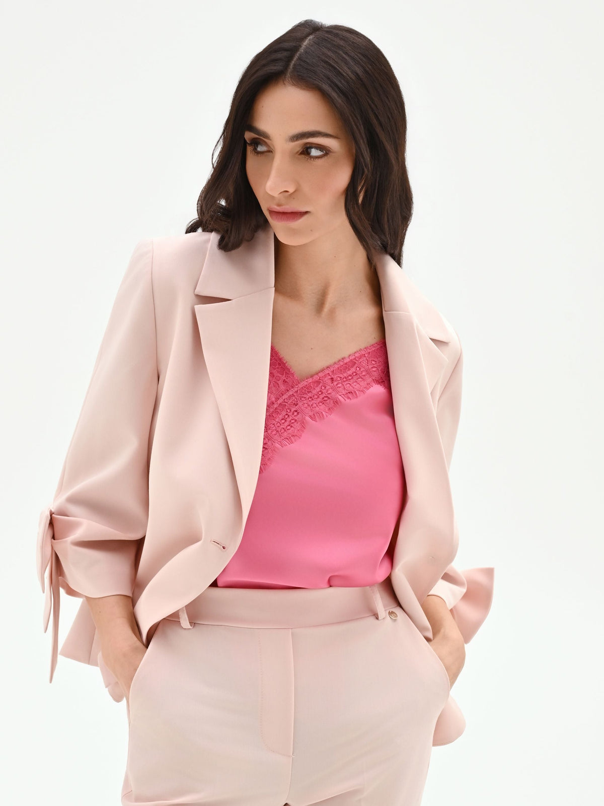 Giacca blazer rosa con fiocco sulla manica