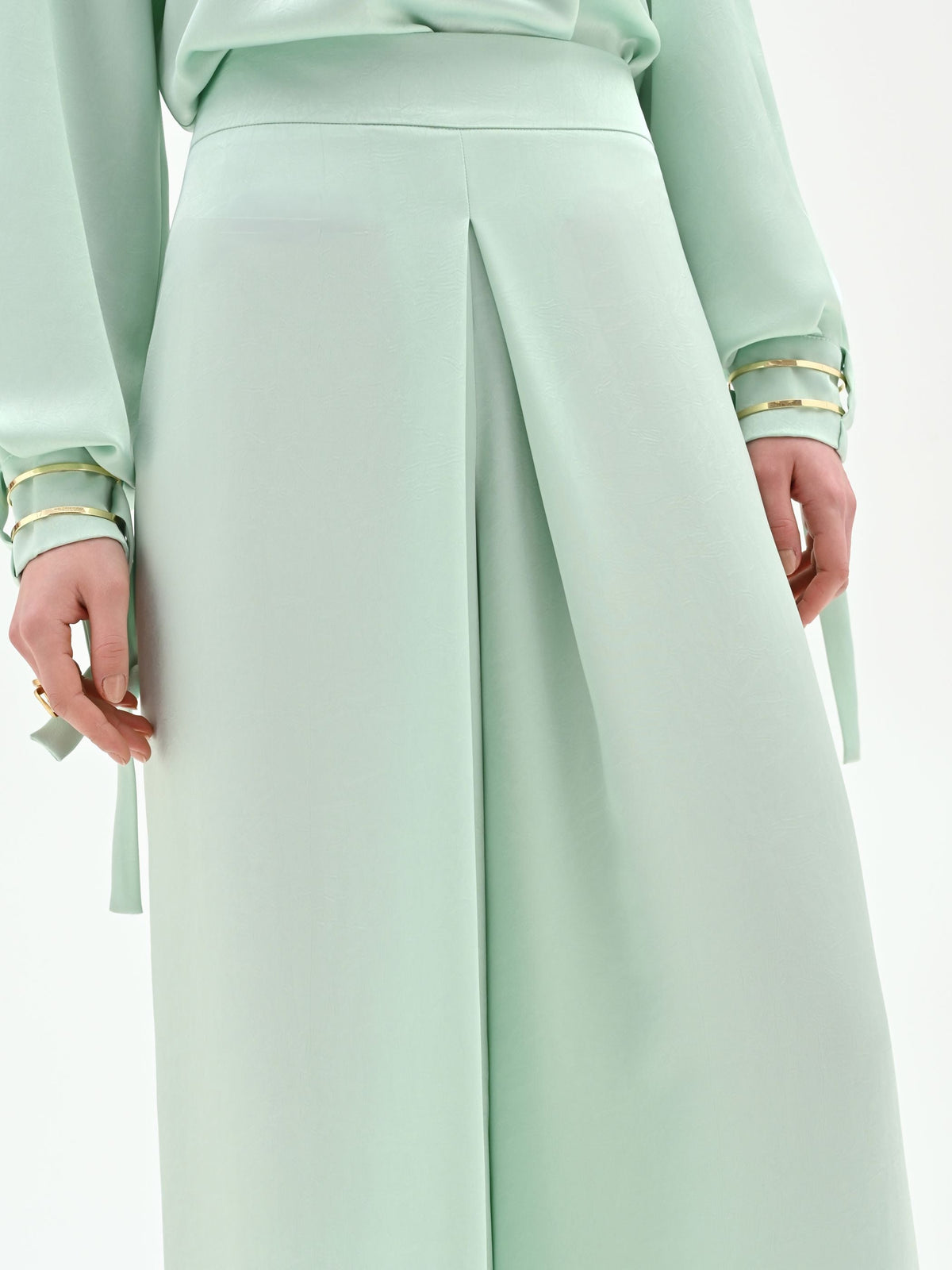 Pantalone palazzo verde menta con spacco frontale