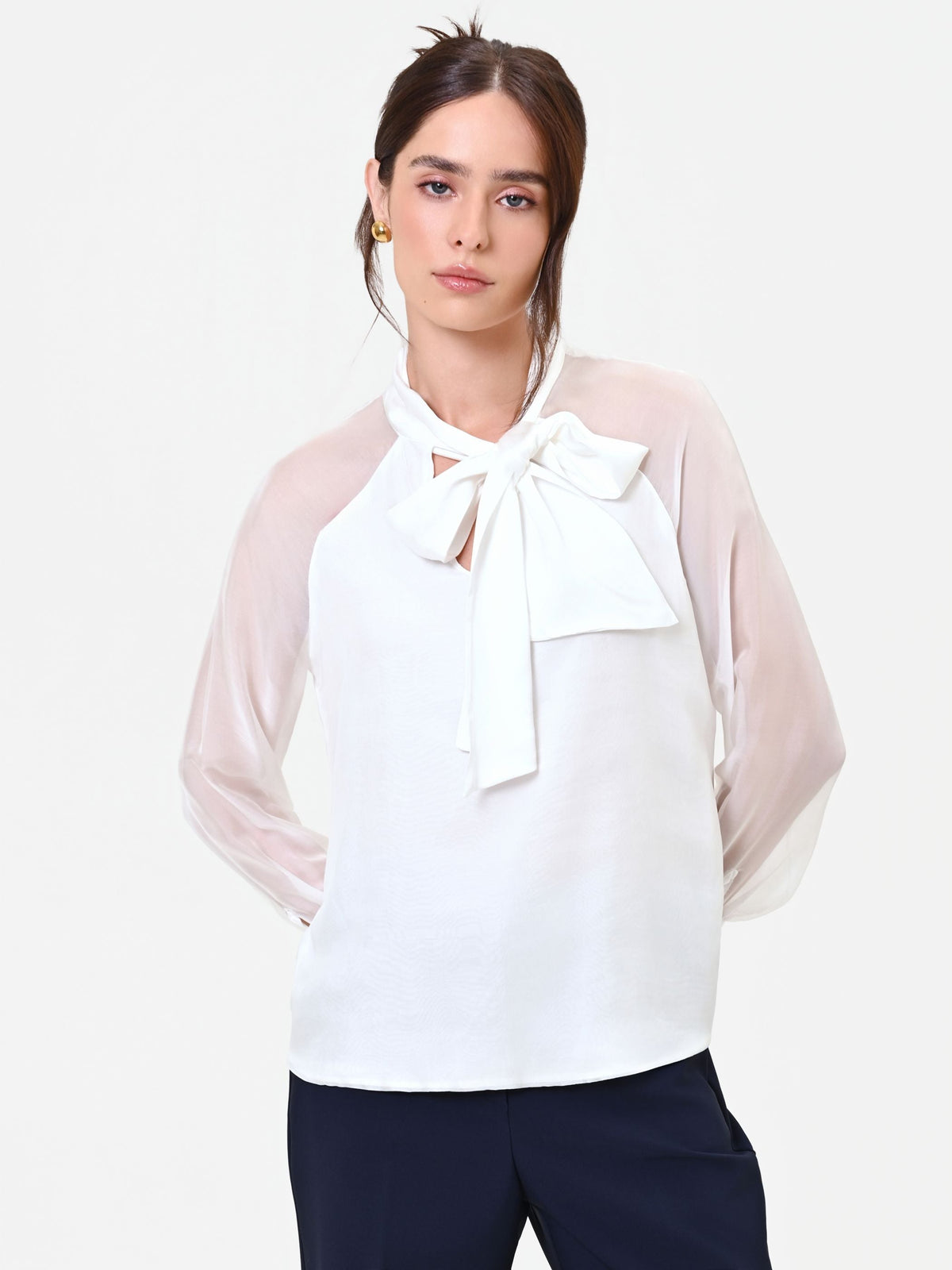 Blusa Studio bianca in misto seta con fiocco