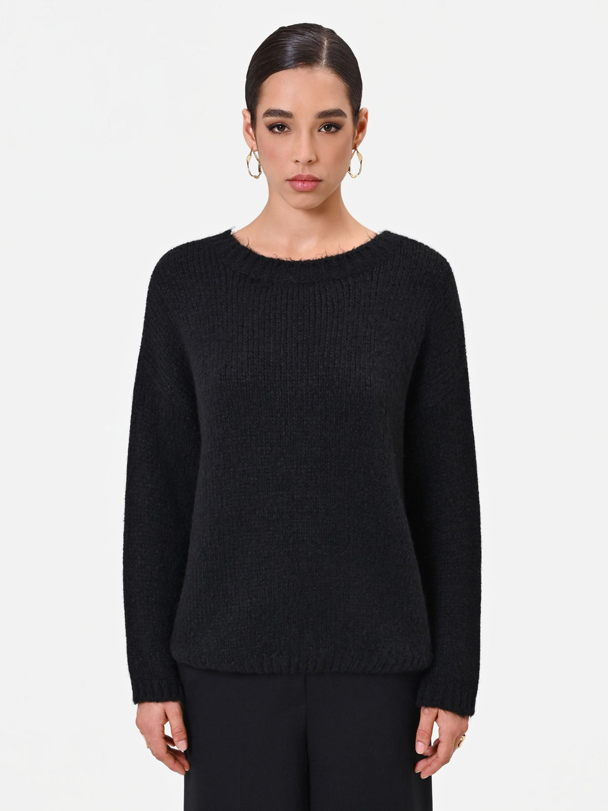 Maglia in lana nera con scollo sfrangiato