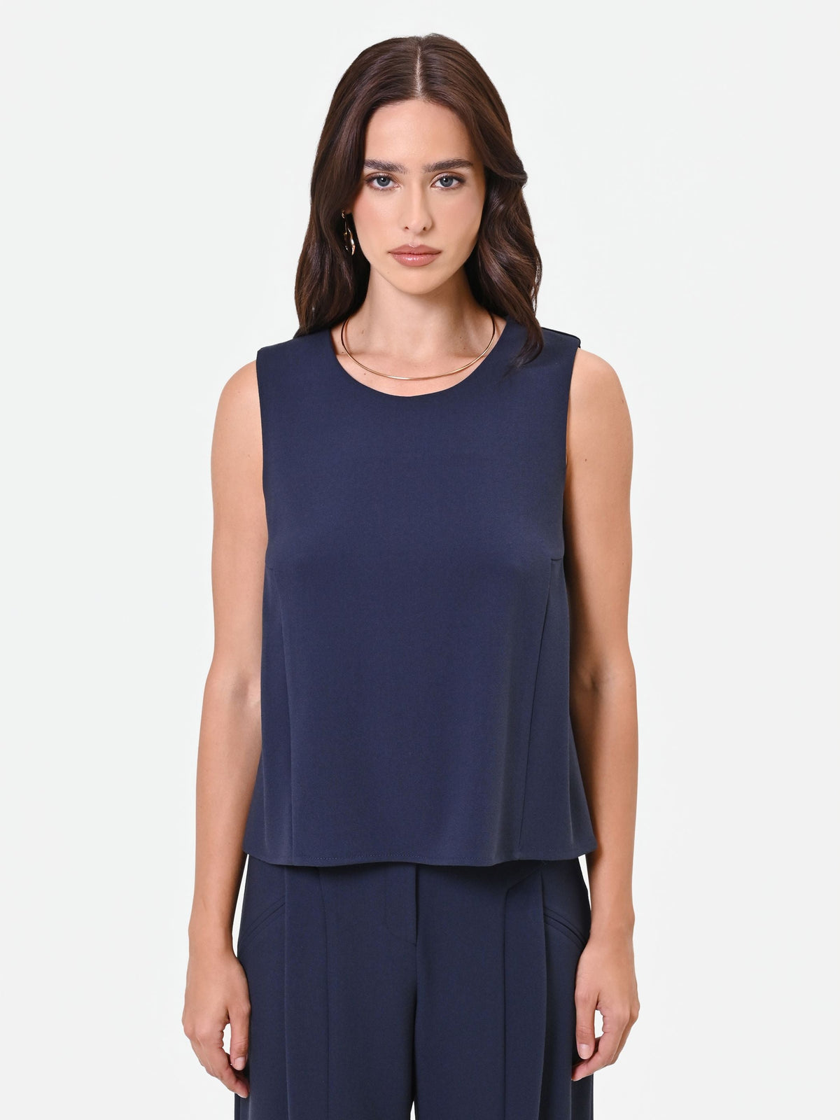 Top girocollo blu navy dalla linea essenziale