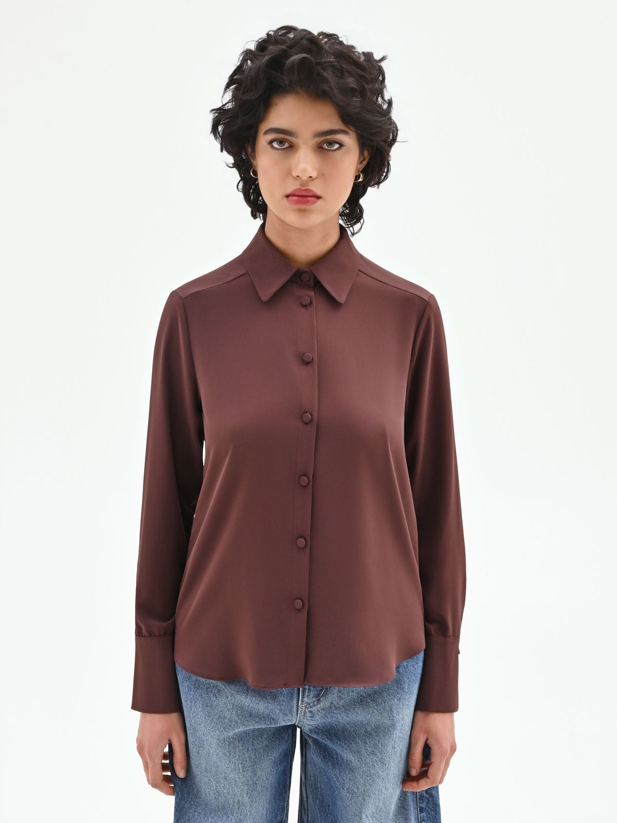 Camicia marrone con bottoncini ricoperti