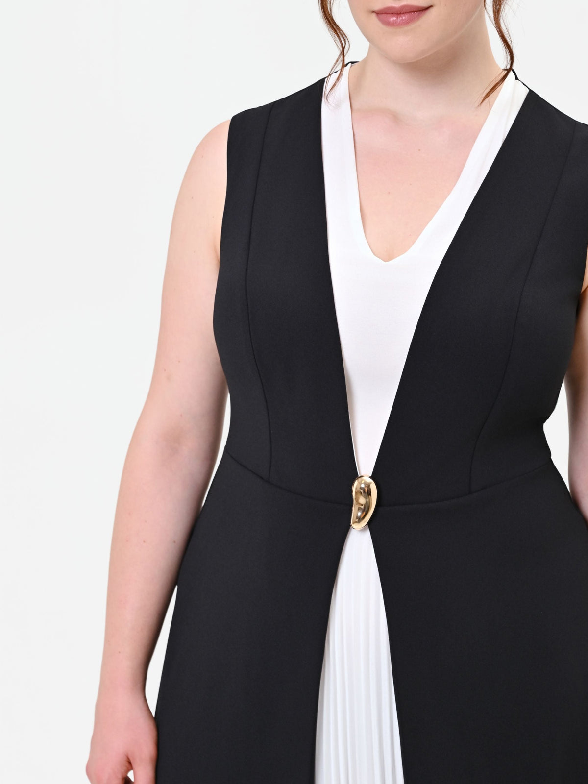 Abito Curvy lungo nero con inserto plissettato a contrasto