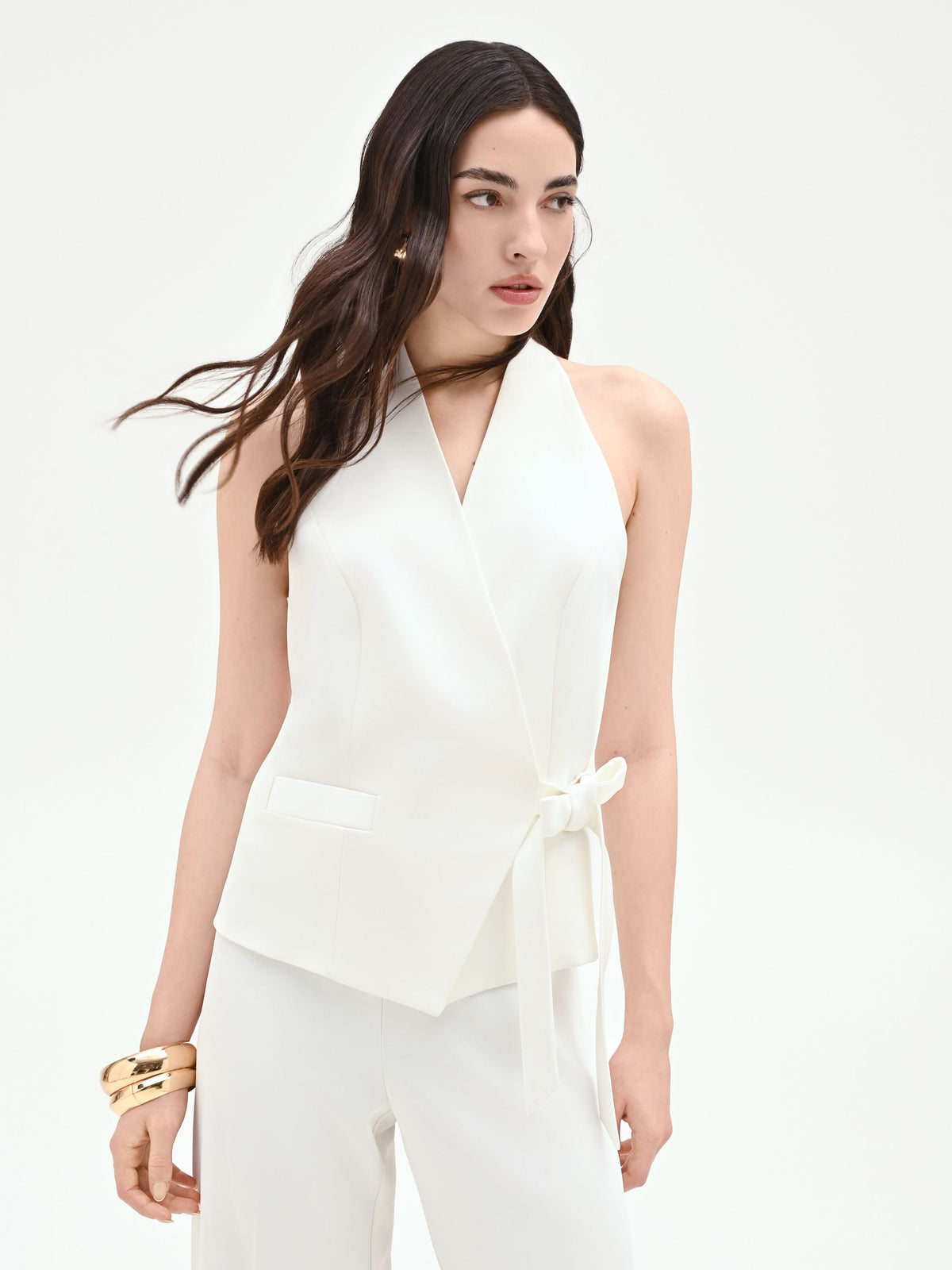Gilet bianco con chiusura a fiocco laterale