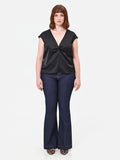Top Curvy nero in raso con nodo centrale