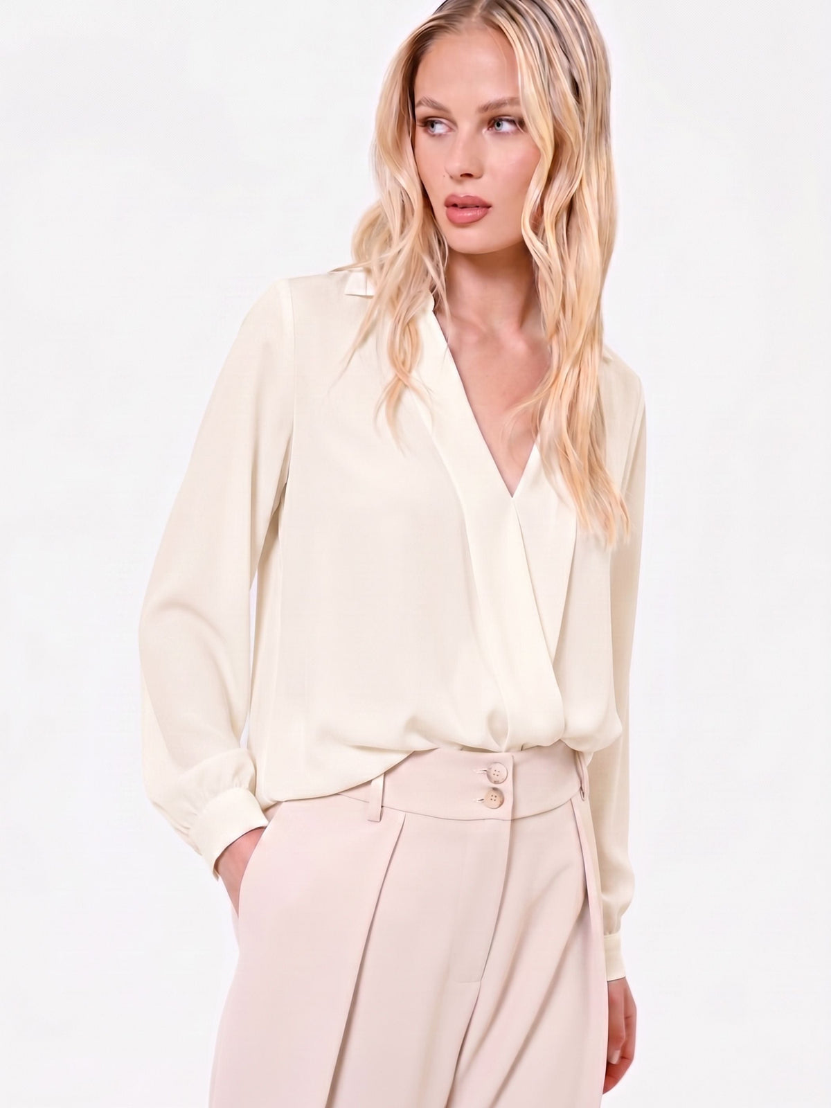 Blusa bianca con incrocio in raso