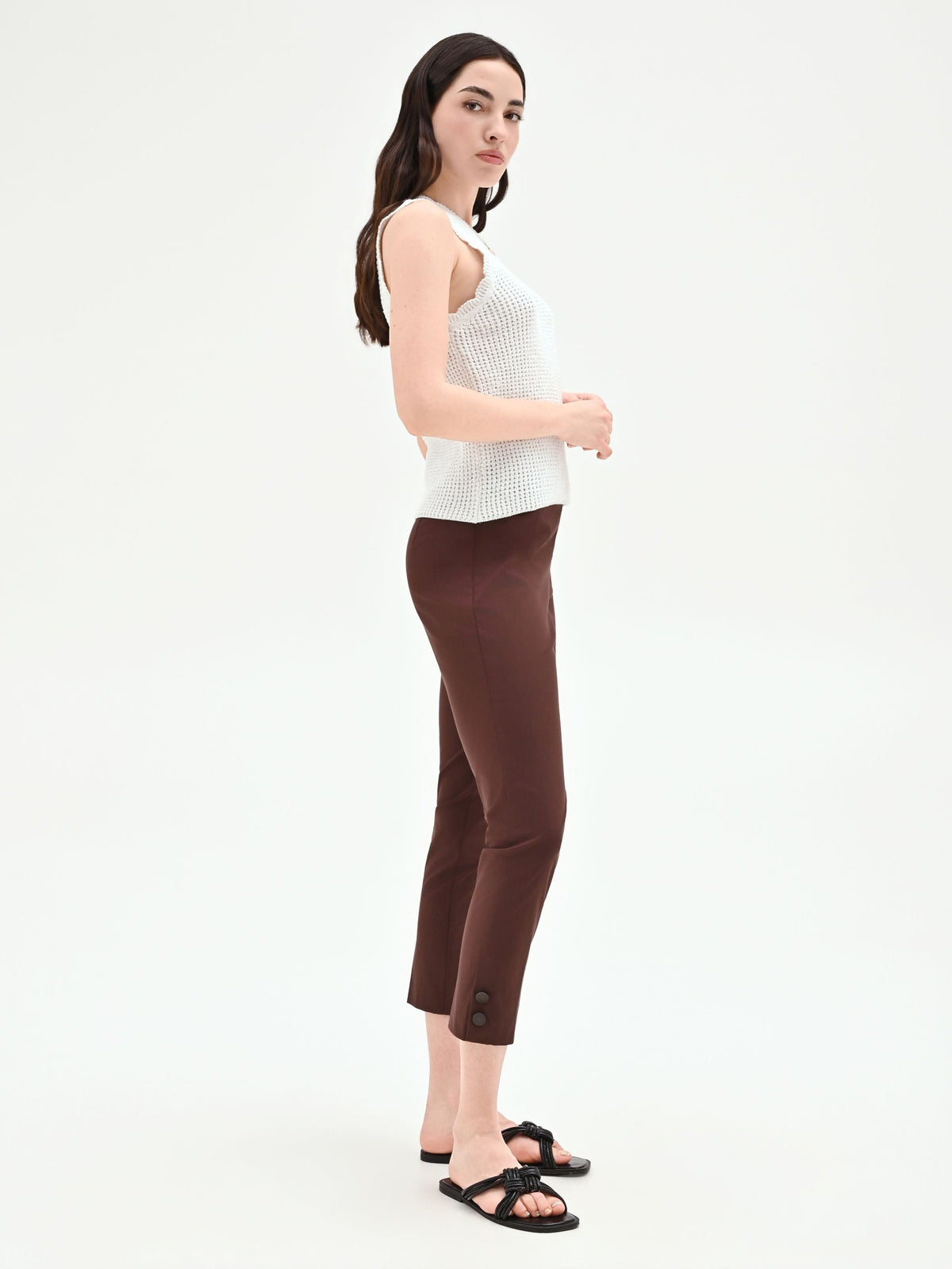Pantalone a sigaretta cioccolato con spacchi decorati