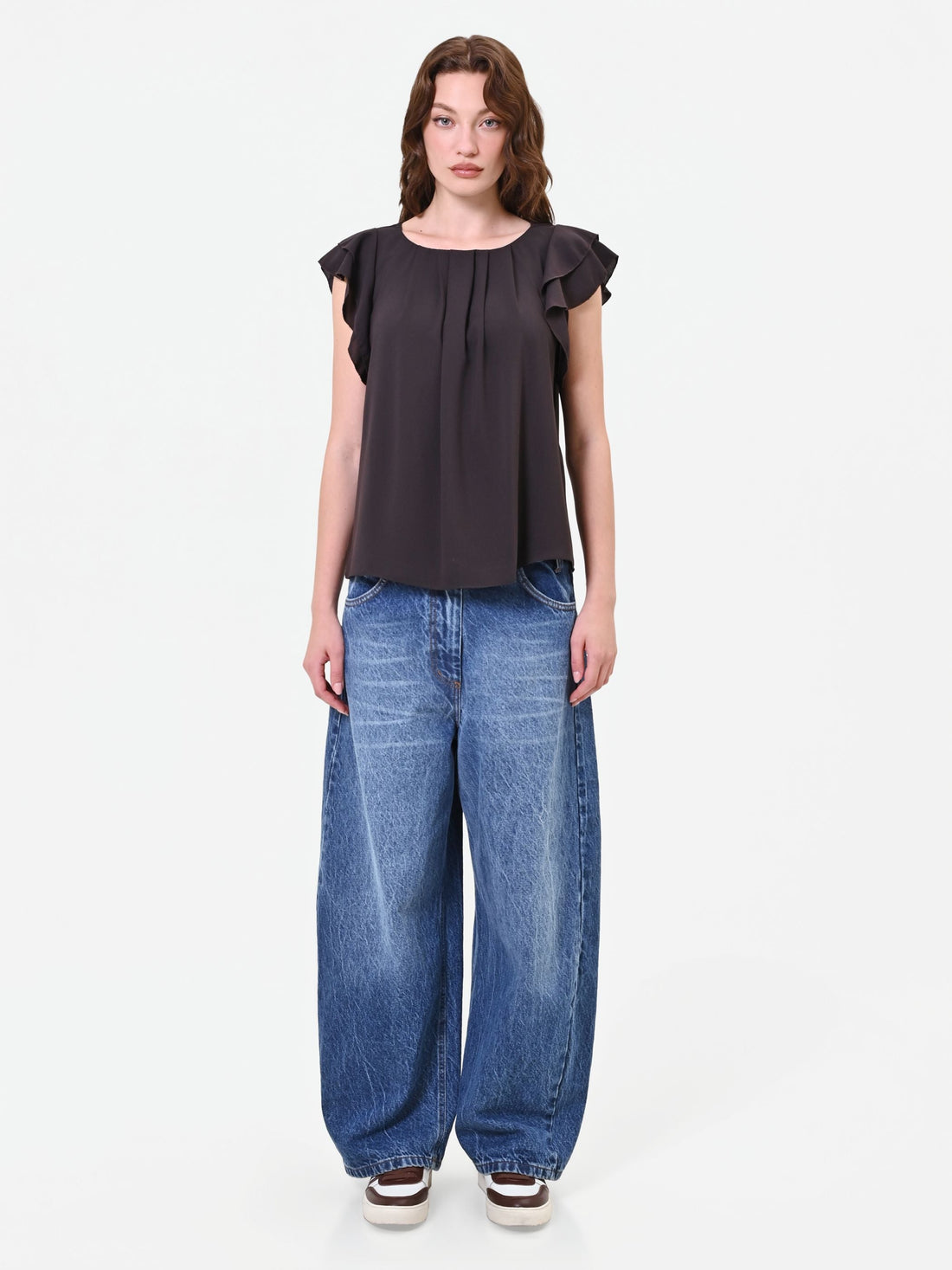 Blusa fluida marrone con dettaglio di volant
