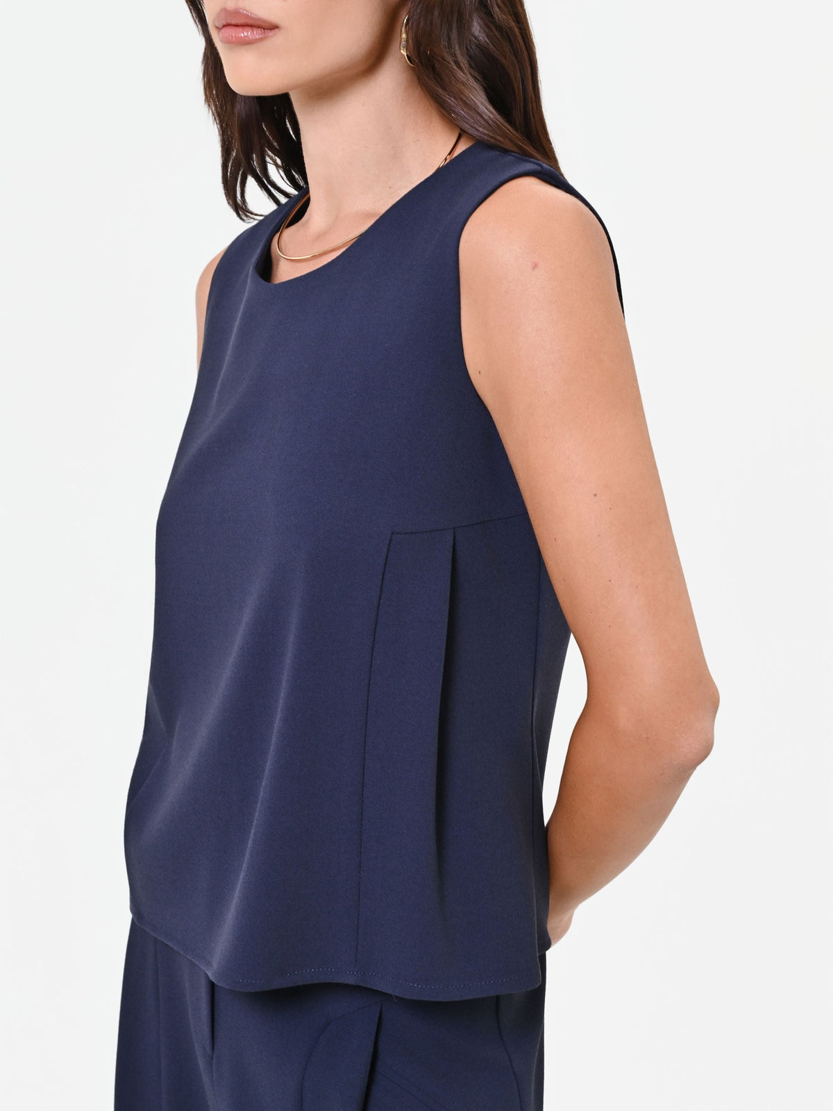 Top girocollo blu navy dalla linea essenziale
