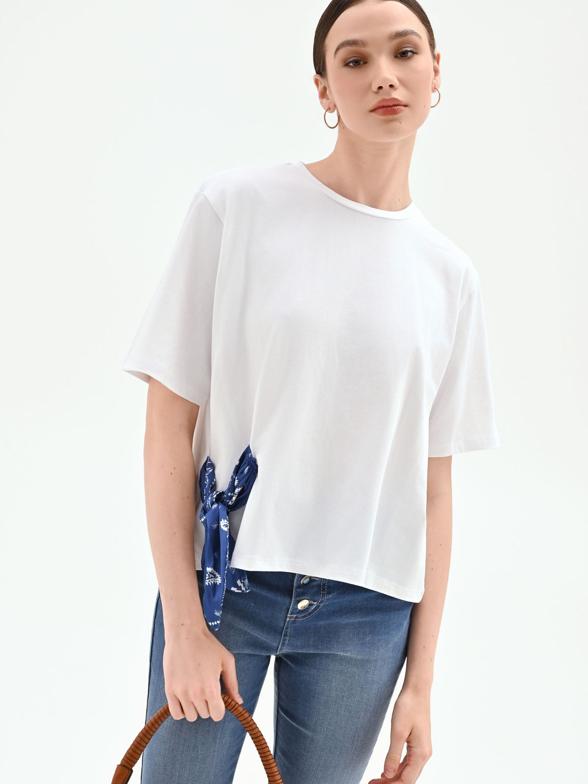 T-shirt bianca con foulard stampa bandana