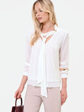 Blusa bianca con nastro lavalliere