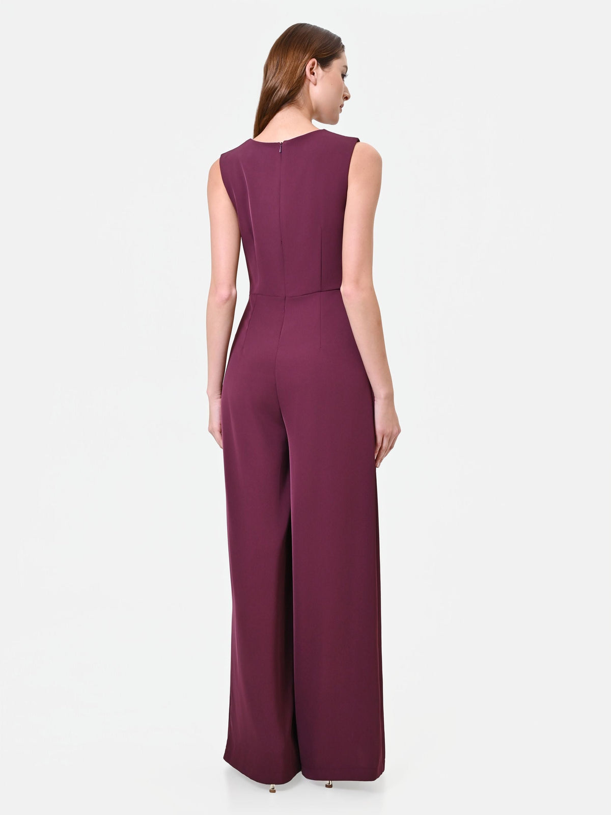 Tuta elegante bordeaux con drappeggio asimmetrico