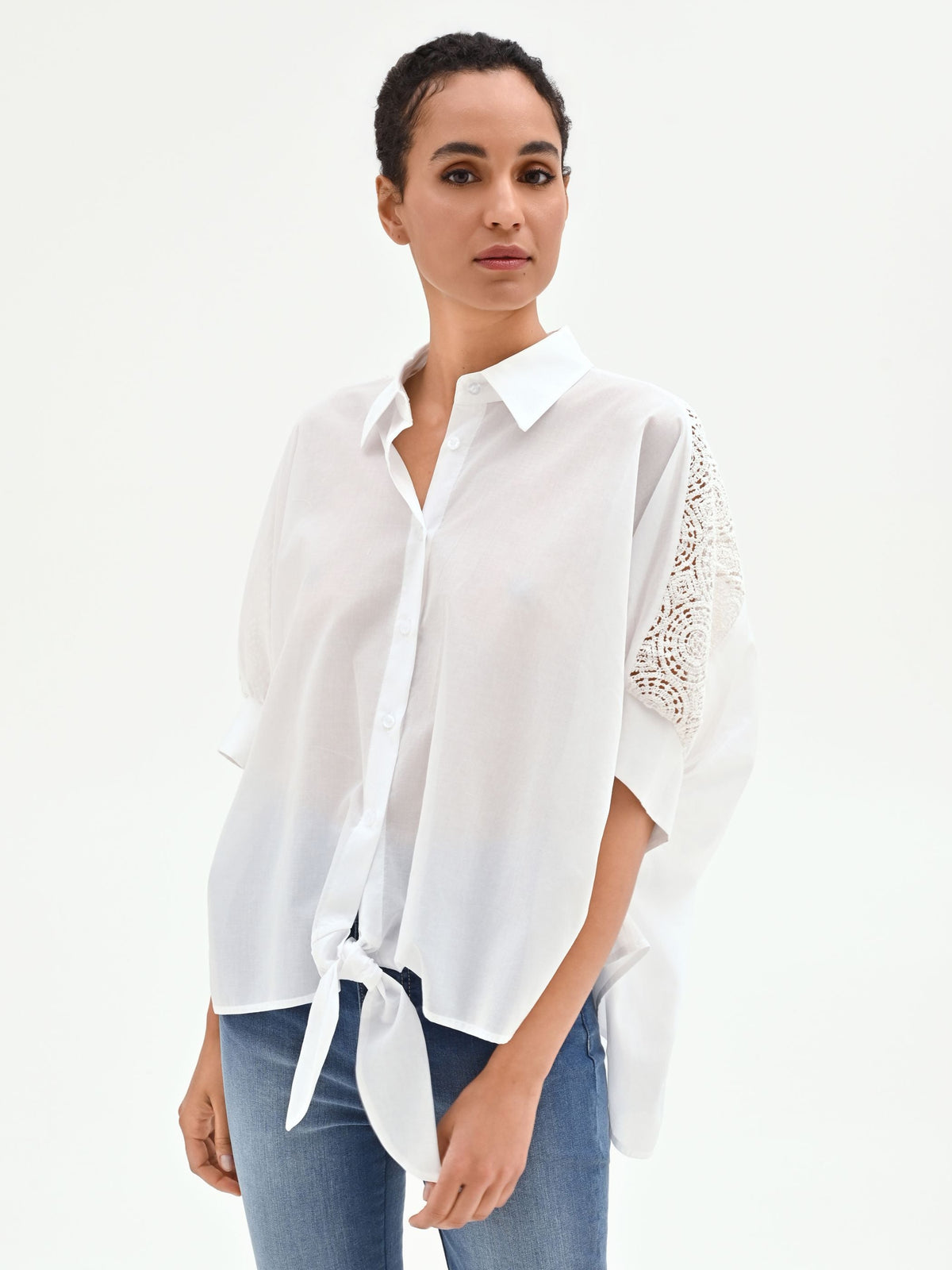 Camicia bianca e inserti in pizzo in cotone