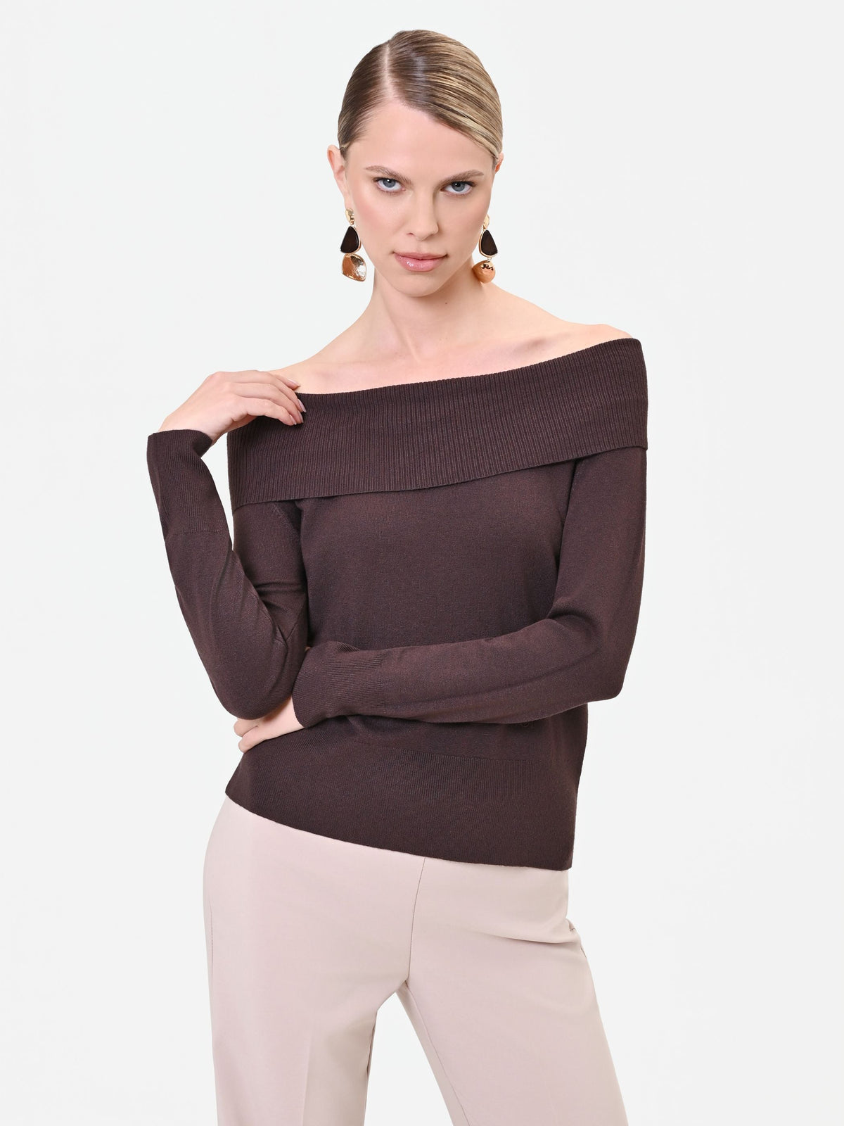 Maglia marrone con spalle scoperte