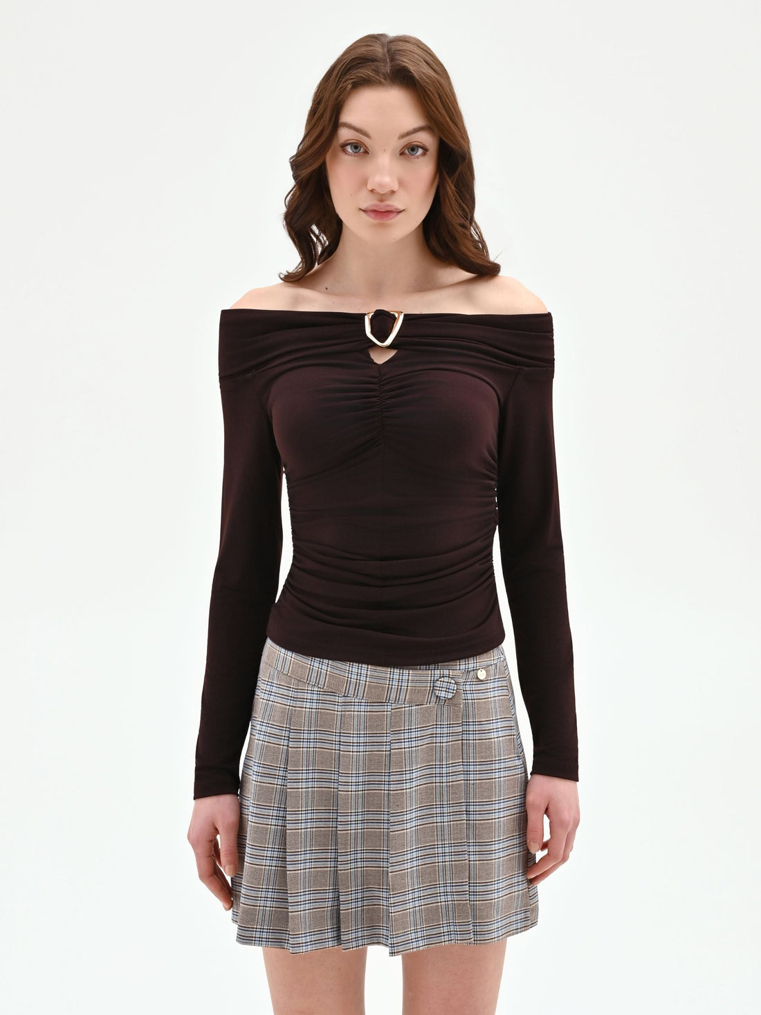 Blusa cioccolato con scollo a barchetta e arricciature