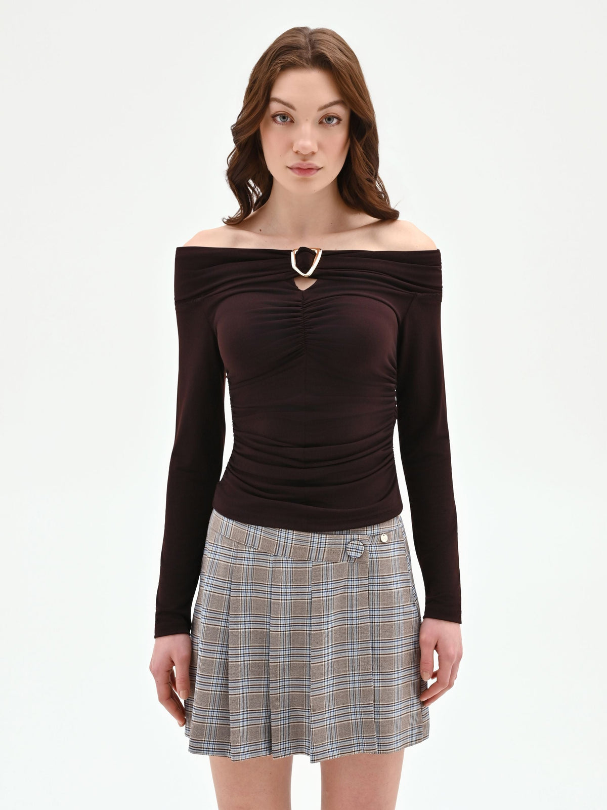 Blusa cioccolato con scollo a barchetta e arricciature