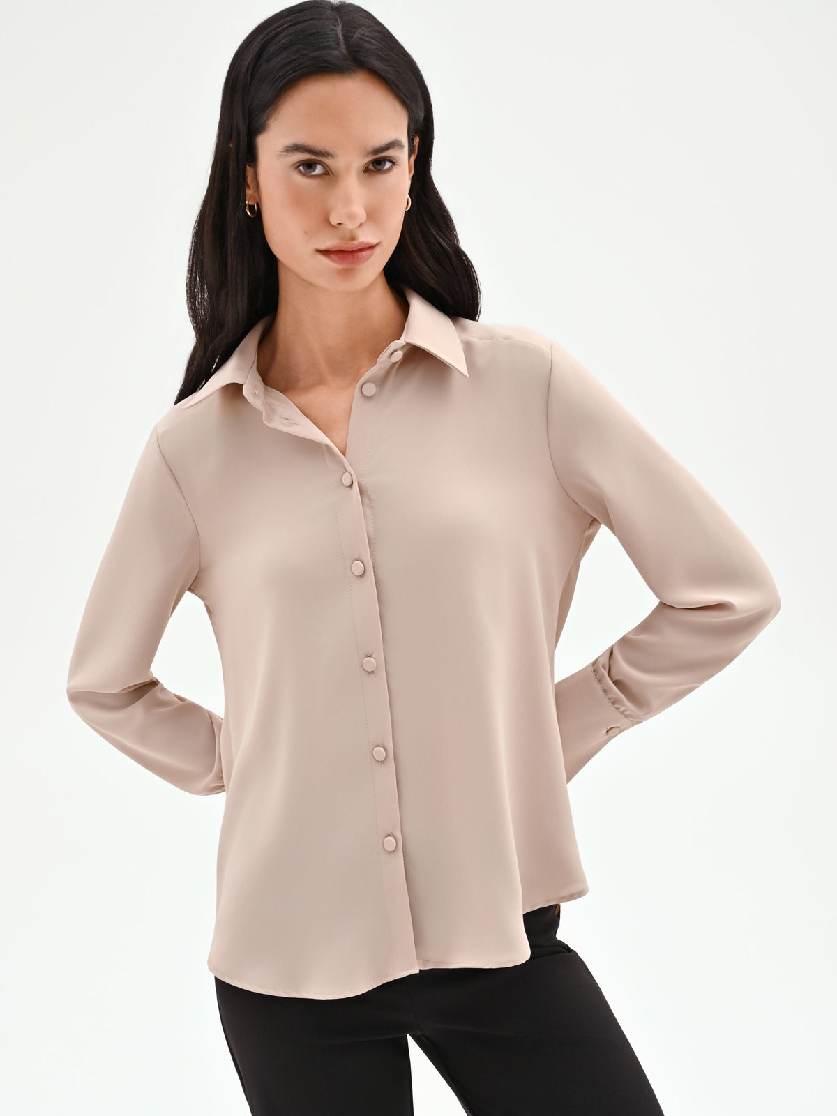 Camicia beige con bottoni ricoperti