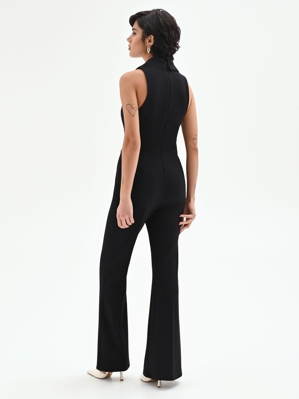 Tuta lunga nera con catena e scollo a rever