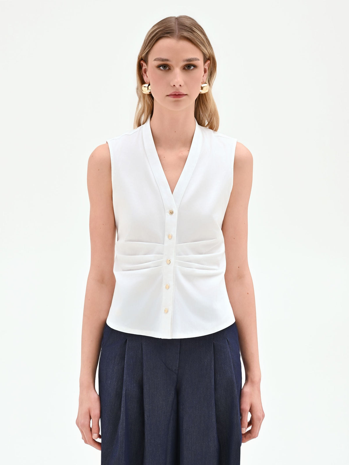 Camicia smanicata bianca con arriccio in vita