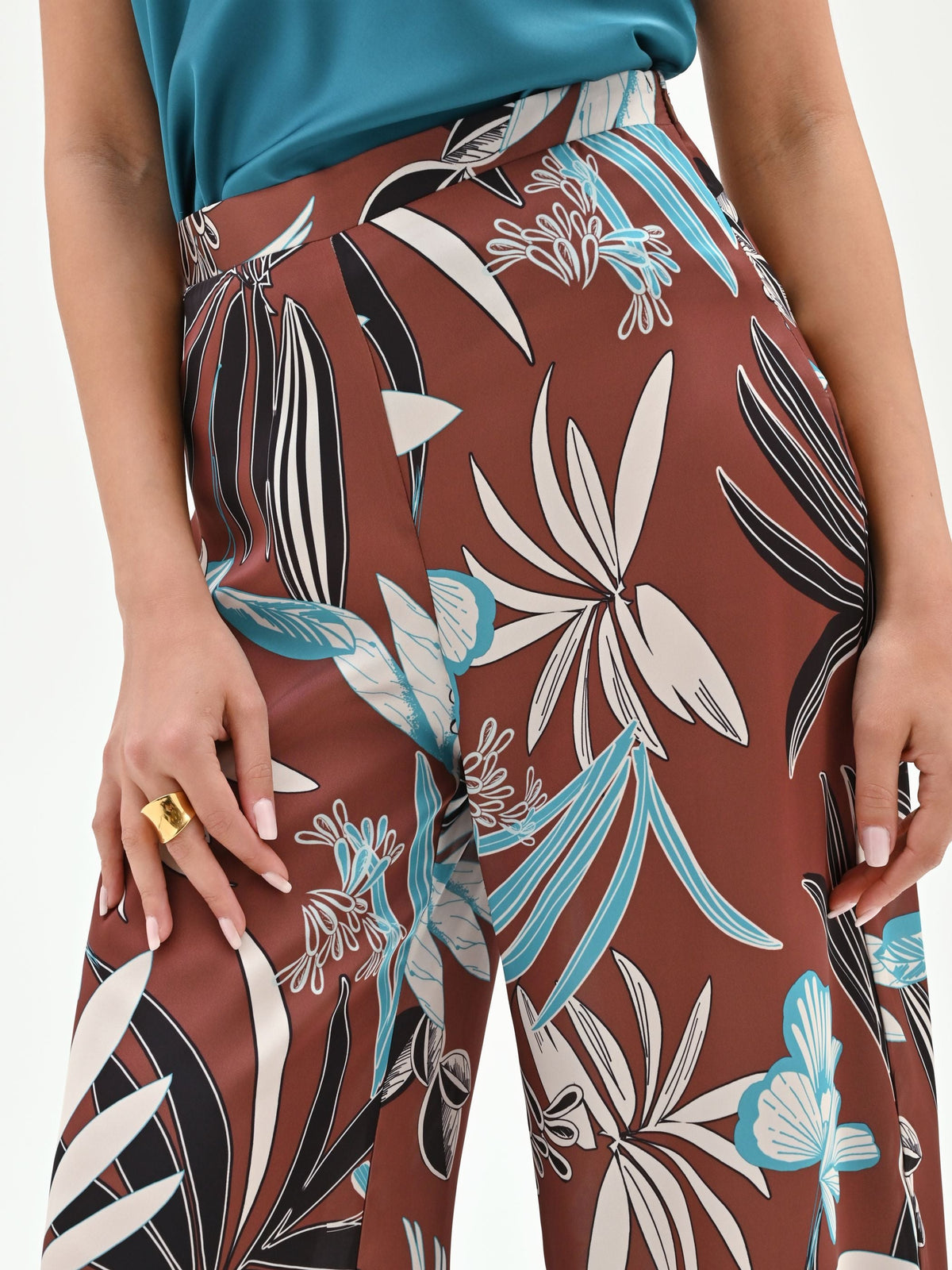 Pantalone a palazzo cioccolato con stampa botanica