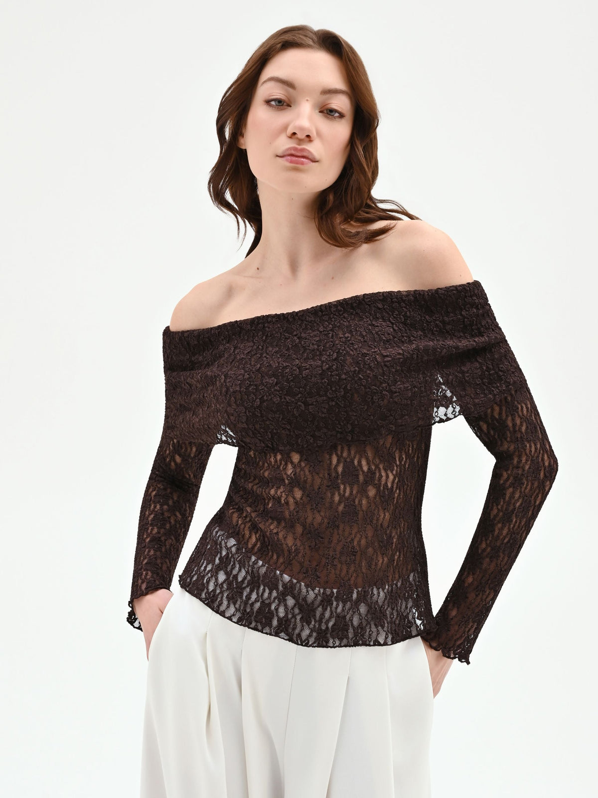 Blusa in pizzo cioccolato con spalle scoperte