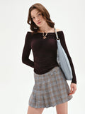 Blusa cioccolato con scollo a barchetta e arricciature