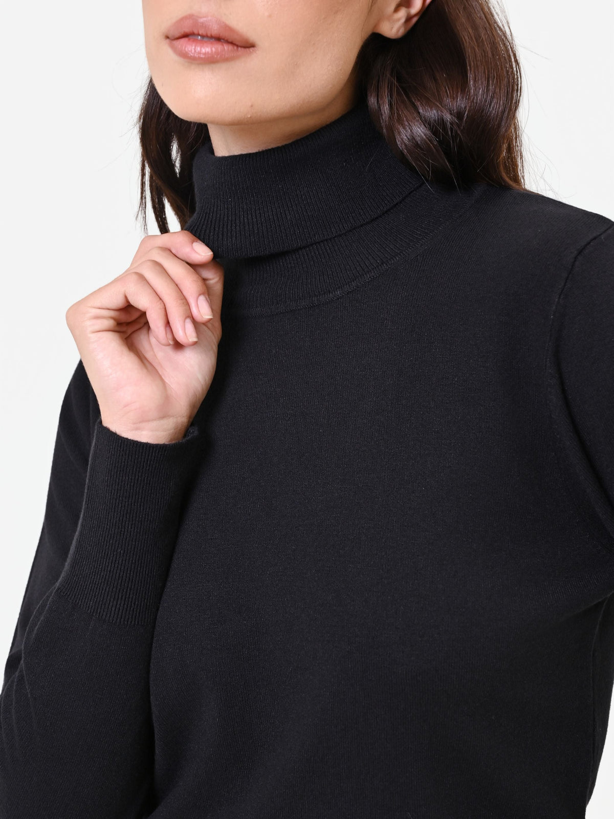 Maglia nera a lupetto dalla vestibilità aderente in misto viscosa