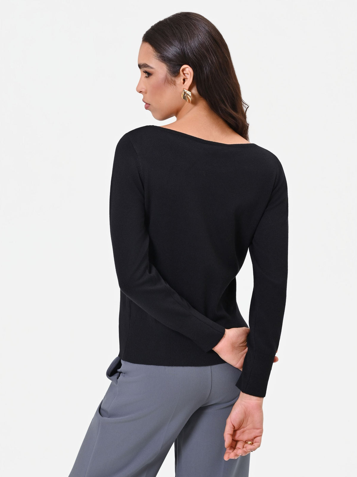 Maglia in viscosa nera con scollo a barchetta