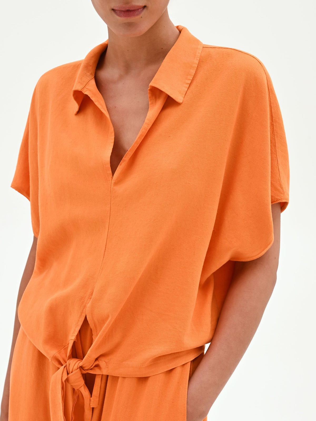 Camicia arancione in lino con nodo