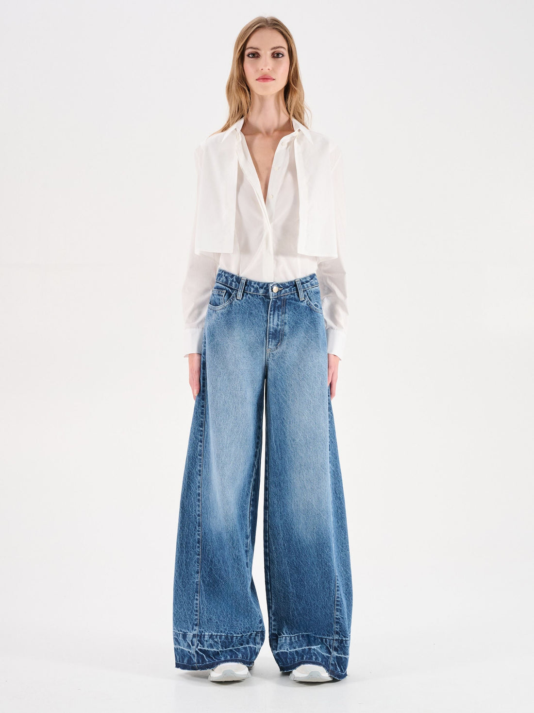 Jeans azzurri a gamba larga con risvolto