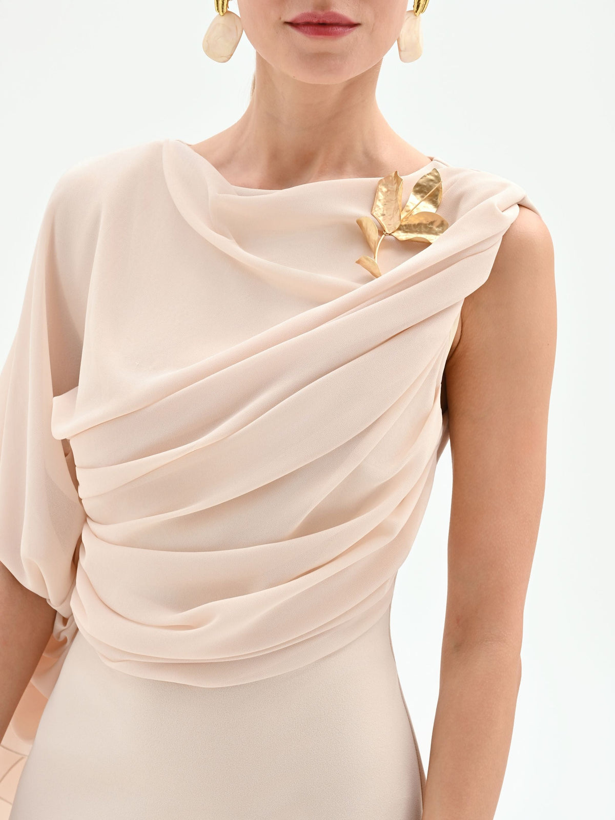 Abito lungo beige chiaro monospalla