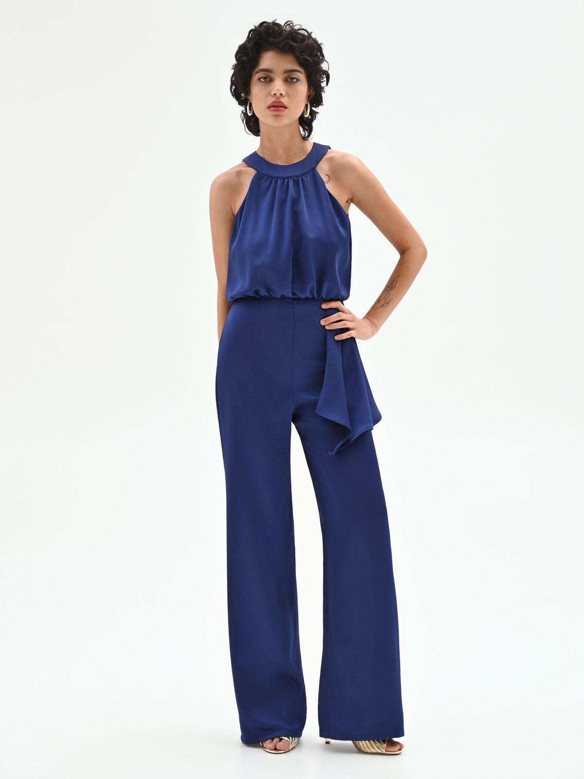 Tuta elegante blu brillante con drappeggio laterale