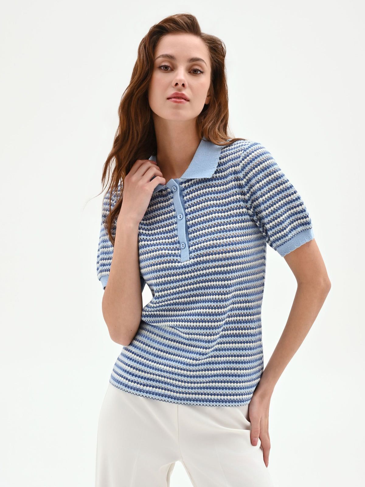 Polo in maglia azzurra a righe